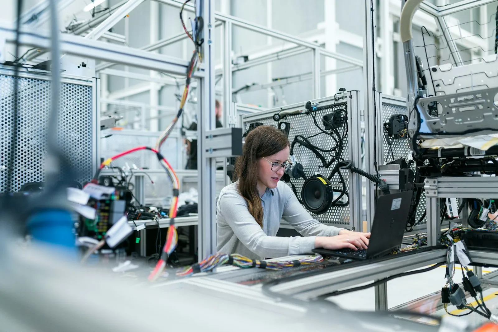 Opératrice sur une ligne de production industrielle