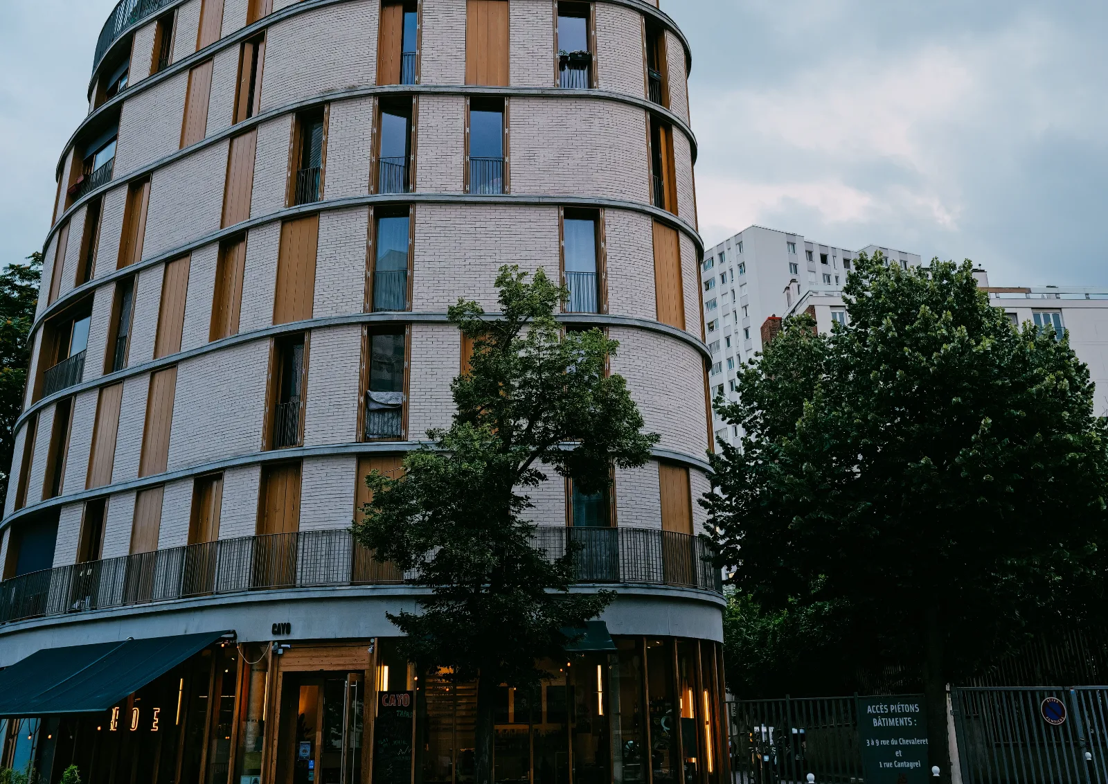 Immeuble de logements à façade courbe en briques et bois, Paris 13e