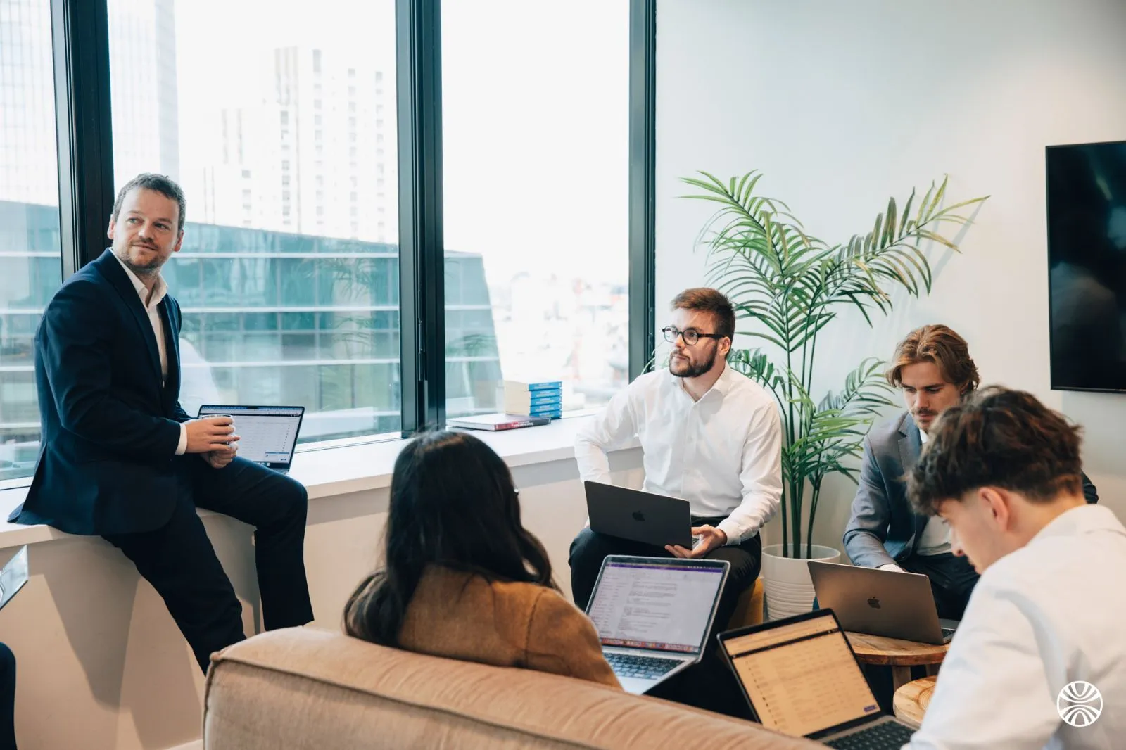 Consultants Visian échangeant dans le salon