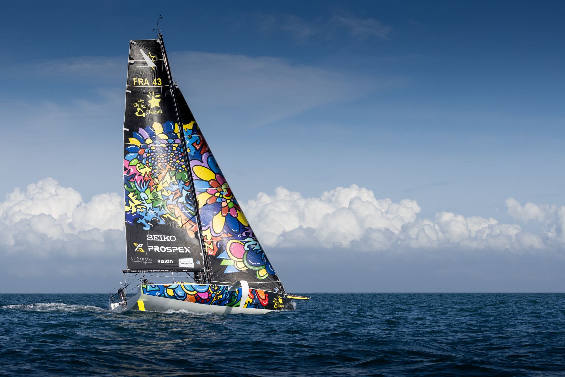 Le bateau FRA 43 de Quentin Vlamynck, voile aux couleurs de Visian et des Étoiles Filantes